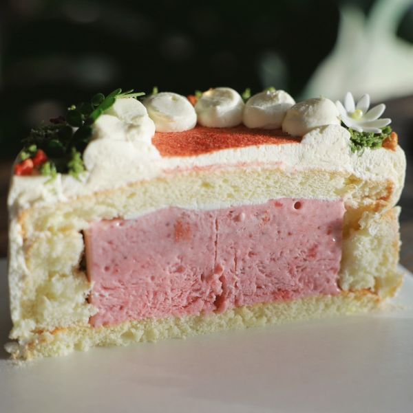 本月蛋糕【草莓冰淇淋蛋糕】 金門甜點,金門美食,金門旅遊,生日蛋糕,蛋糕,金門伴手禮,巧克力戚風,父親節蛋糕,母親節蛋糕,蛋糕外送,草莓蛋糕,達克瓦茲,提拉米蘇,草莓大福,戚風蛋糕,水果蛋糕,泡芙,金門下午茶,金門咖啡,金門民宿