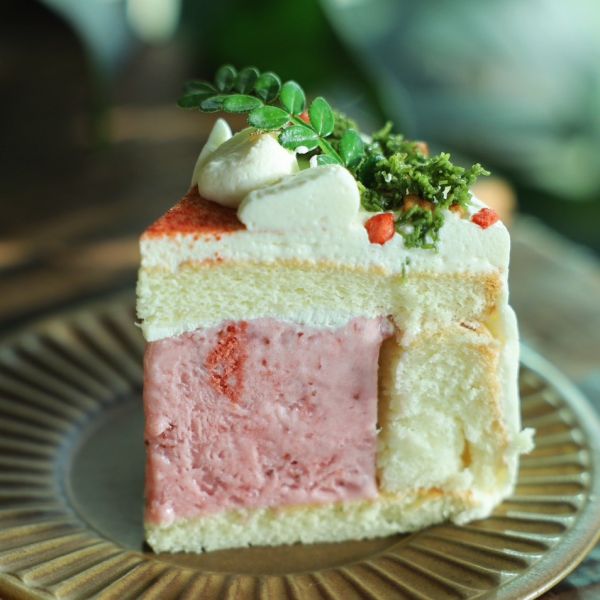 本月蛋糕【草莓冰淇淋蛋糕】 金門甜點,金門美食,金門旅遊,生日蛋糕,蛋糕,金門伴手禮,巧克力戚風,父親節蛋糕,母親節蛋糕,蛋糕外送,草莓蛋糕,達克瓦茲,提拉米蘇,草莓大福,戚風蛋糕,水果蛋糕,泡芙,金門下午茶,金門咖啡,金門民宿