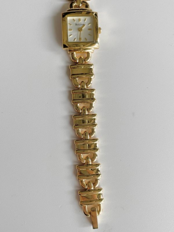 Bulova寶路華正方形方胖錶 | Beautiful Bulova in Square 