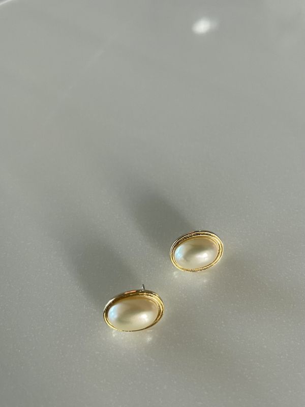 80s 氣質白珍珠橢圓耳針 