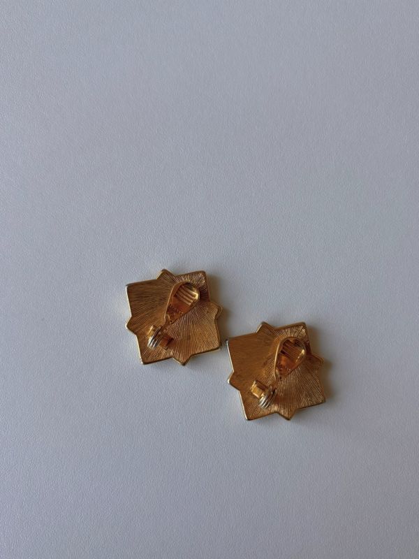 Monet 黑金琺瑯正方形耳夾 