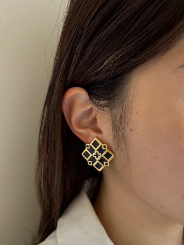 Monet 黑金琺瑯正方形耳夾 