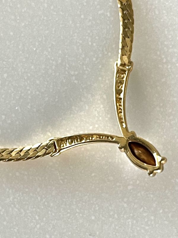 AVON 單鑽V型短鍊 