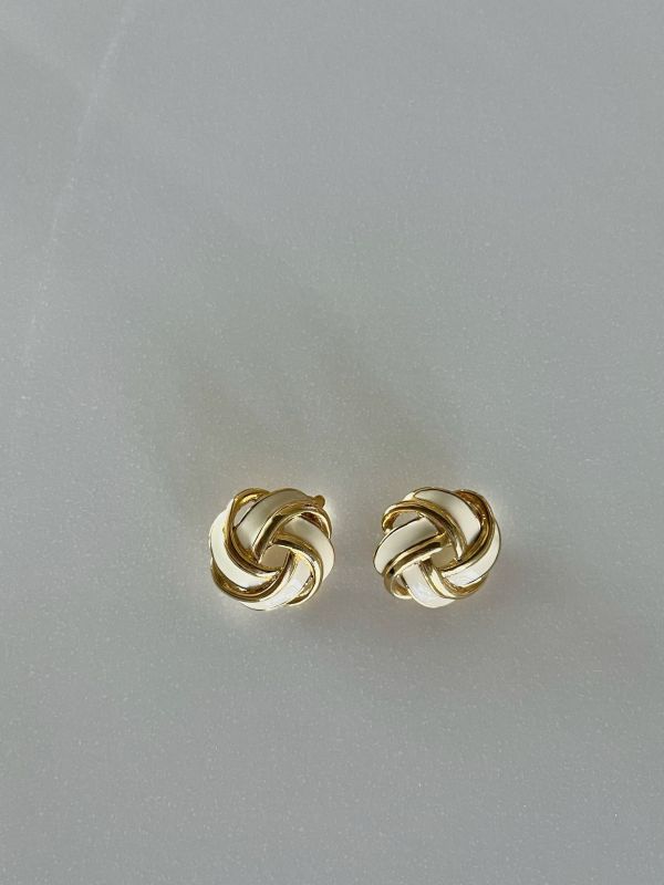 TRIFARI 白色法郎編織耳夾 