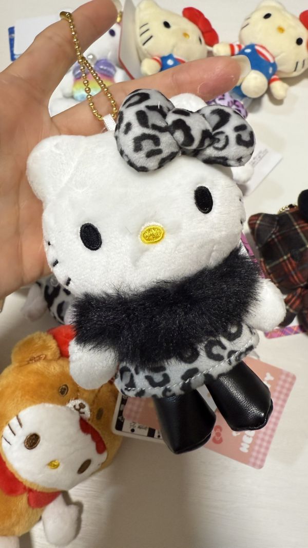 日本正版 日本三麗鷗 限量款 曬黑款 KITTY 拉鍊包掛飾 收納包 黑臉系列 澀谷辣妹KT 愛心扣環 長腿凱蒂貓 玩偶吊飾 日本正版 日本三麗鷗 限量款 曬黑款 KITTY 拉鍊包掛飾 收納包 黑臉系列 澀谷辣妹KT 愛心扣環 長腿凱蒂貓 玩偶吊飾