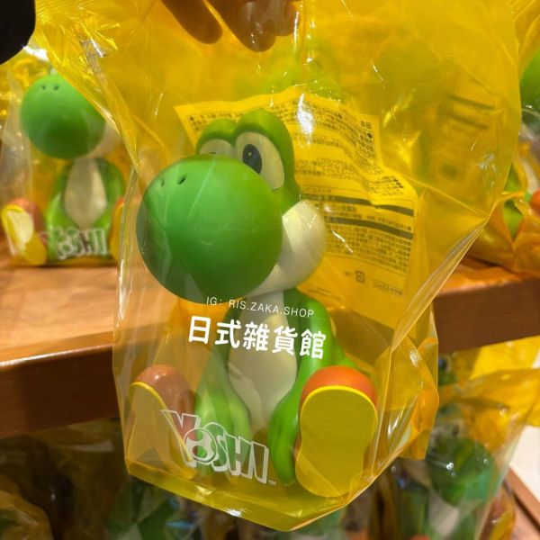 日本代購 大阪限定 日本環球影城 超級瑪莉 馬力歐賽車系列 耀西票卡拉鏈斜背包 耀西 吊飾 玩偶吊飾 日本代購 大阪限定 日本環球影城 超級瑪莉 馬力歐賽車系列 耀西票卡拉鏈斜背包 耀西 吊飾 玩偶吊飾