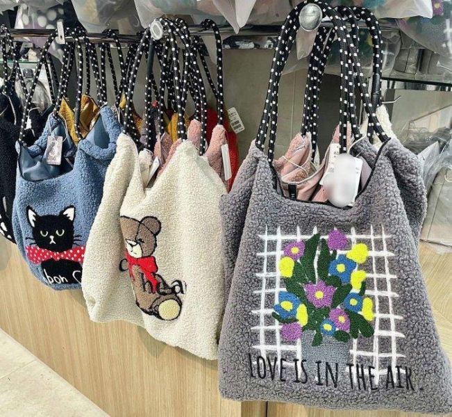 日本限定 羊羔毛 QQ毛 小熊 花卉 貓咪 刺繡手提肩背包 2WAY手提包 刺繡款 輕便兩用手提袋 肩背包 通勤包 購物袋 購物包 日本限定 羊羔毛 QQ毛 小熊 花卉 貓咪 刺繡手提肩背包 2WAY手提包 刺繡款 輕便兩用手提袋 肩背包 通勤包 購物袋 購物包