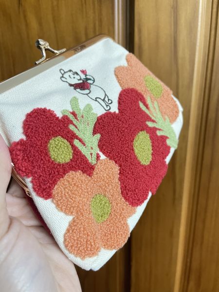 日本期間限定 日本迪士尼聯名 小熊維尼大口金包 刺繡維尼立體花口金包 口金包 收納包 口金收納包 現貨 日本期間限定 日本迪士尼聯名 小熊維尼大口金包 刺繡維尼立體花口金包 口金包 收納包 口金收納包 維尼 日本維尼