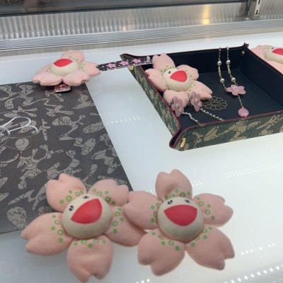 日本限定 村上隆 限定商品 期間限定 櫻花吊飾 水鑽戒指 水鑽耳環 拼圖 村上隆戒指 村上隆耳環 手提袋 抱枕 花朵吊飾 靠枕 帽t 上衣 吊飾 日本限定 村上隆 限定商品 期間限定 櫻花吊飾 水鑽戒指 水鑽耳環 拼圖 村上隆戒指 村上隆耳環 手提袋 抱枕 花朵吊飾 靠枕 帽t 上衣 吊飾