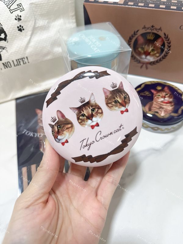 日本限定 東京皇冠貓咪 TOKYO CROWN CAT 貓咪福袋6件組 奶茶威化餅乾 糖果罐 限量發行 精緻貓咪鐵罐禮盒 環保袋 日本福袋 日本限定 東京皇冠貓咪 TOKYO CROWN CAT 貓咪福袋6件組 奶茶威化餅乾 糖果罐 限量發行 精緻貓咪鐵罐禮盒 環保袋 日本福袋