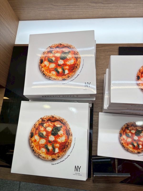 東京限定 NY起司 新口味 Perfect Pizza 披薩起司餅乾 瑪格莉特披薩風味 6入 8入 New York Perfect Cheese 東京限定 NY起司 新口味 Perfect Pizza 披薩起司餅乾 瑪格莉特披薩風味 6入 8入 New York Perfect Cheese