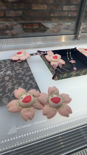 日本限定 村上隆 限定商品 期間限定 櫻花吊飾 水鑽戒指 水鑽耳環 拼圖 村上隆戒指 村上隆耳環 手提袋 抱枕 花朵吊飾 靠枕 帽t 上衣 吊飾 日本限定 村上隆 限定商品 期間限定 櫻花吊飾 水鑽戒指 水鑽耳環 拼圖 村上隆戒指 村上隆耳環 手提袋 抱枕 花朵吊飾 靠枕 帽t 上衣 吊飾