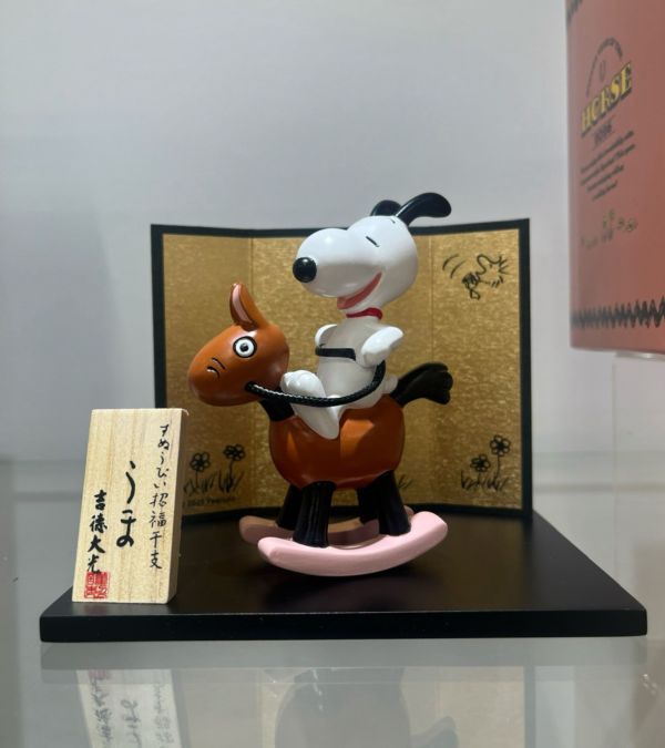 日本限定 2026年 史努比馬年擺飾 搖搖馬 PEANUTS 史努比 SNOOPY 馬年 十二生肖 擺飾 掛飾 日本限定 2026年 史努比馬年擺飾 搖搖馬 PEANUTS 史努比 SNOOPY 馬年 十二生肖 擺飾 掛飾
