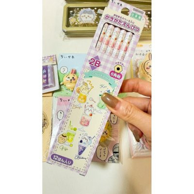 日本限定 吉依卡哇 吉伊卡哇 文具套組禮盒 文具組 2B鉛筆 筆蓋 迴紋針 吊飾 鑰匙圈 磁鐵 鉛筆盒 大開口收納包 日本限定 吉依卡哇 吉伊卡哇 文具套組禮盒 文具組 2B鉛筆 筆蓋 迴紋針 吊飾 鑰匙圈 磁鐵 鉛筆盒 大開口收納包