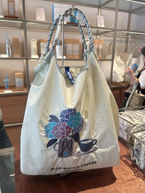 日本限定 鎌倉限定藍瓶x Ball&Chain 聯名推出手提袋  地區限定刺繡手提袋 鐮倉繡球花設計限定款 日本限定 鎌倉限定藍瓶x Ball&Chain 聯名推出手提袋  地區限定刺繡手提袋 鐮倉繡球花設計限定款