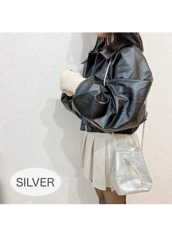 日本品牌 束口水桶斜背包 束口包 水桶包 斜背小包 斜背包 斜背肩背包 杏色 黑色 銀色 現貨 日本品牌 束口水桶斜背包 束口包 水桶包 斜背小包 斜背包 斜背肩背包 杏色 黑色 銀色 皮革包
