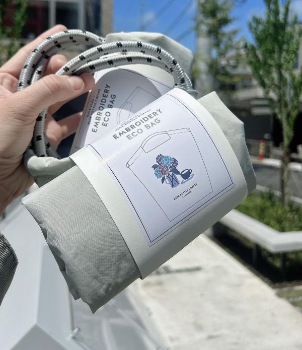 日本限定 鎌倉限定藍瓶x Ball&Chain 聯名推出手提袋  地區限定刺繡手提袋 鐮倉繡球花設計限定款 日本限定 鎌倉限定藍瓶x Ball&Chain 聯名推出手提袋  地區限定刺繡手提袋 鐮倉繡球花設計限定款