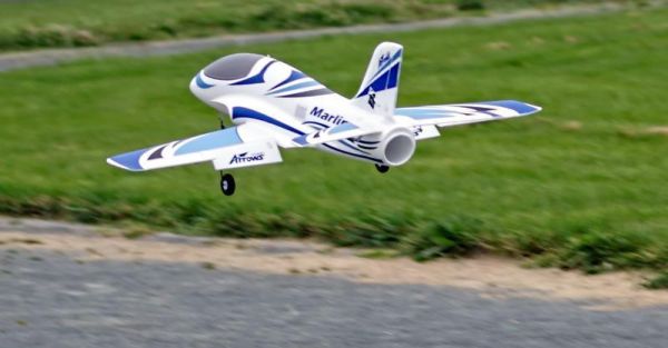 Arrows hobby  藍箭 64mm Marlin 導風扇運動機PNP版  使用4s動力 + 襟翼 + 8顆伺服 + 固定腳 (可拆裝)  少有64mm導風扇機還有加裝"襟翼"功能.  外觀長的很像阿凡提的 ”馬林” 運動機.   合適小場地飛行 或 新手入門導風扇PNP機種.  同飛場飛友, 糾團三台另有優惠.     規格..   長度995mm  翼展900mm  動力 64mm 11葉 2840 3150kv  (包含)  電變  40A  (包含)  伺服器 9G*8顆 (包含)  使用電 