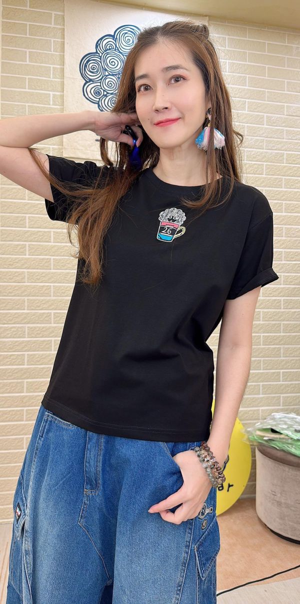 (附娃娃頭防水收納袋)刺繡LOGO上衣 