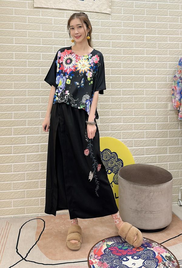 653蝴蝶花卉上衣 