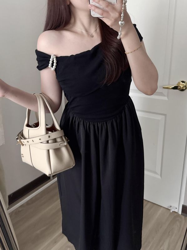 現貨- 氣質肩帶珍珠長洋裝 