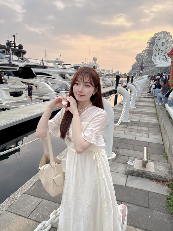 現貨- 氣質擔當！荷葉袖縮腰長洋 