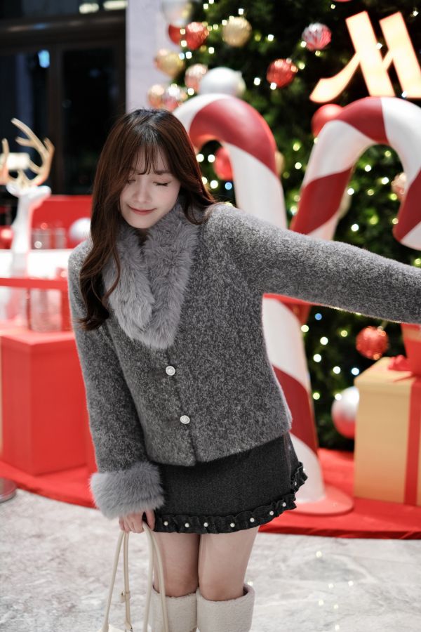 現貨- 小千金袖絨毛珍珠外套/絨毛圍巾 