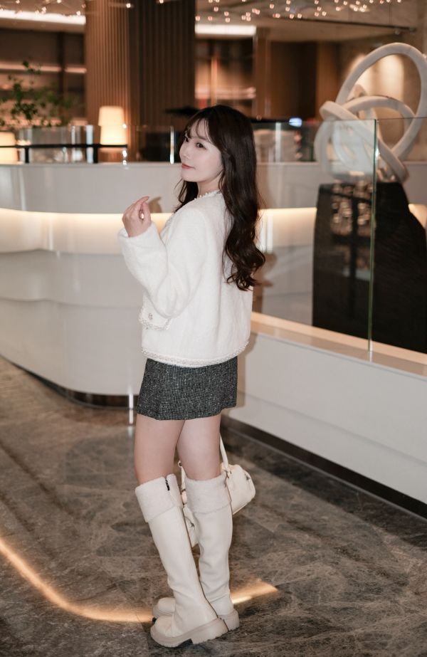 現貨- 闆娘自留款！氣質珍珠鑽絨毛小香外套 