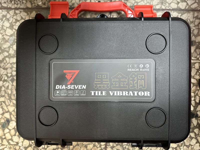 DIA-SEVEN 黑金鋼 電動壓震機(牧田電池通用) 18V DIA-SEVEN,黑金鋼,電動壓震機,牧田,電池,通用,18V,震動整平機,震動,整平,電動,磁磚,振壓,振壓機