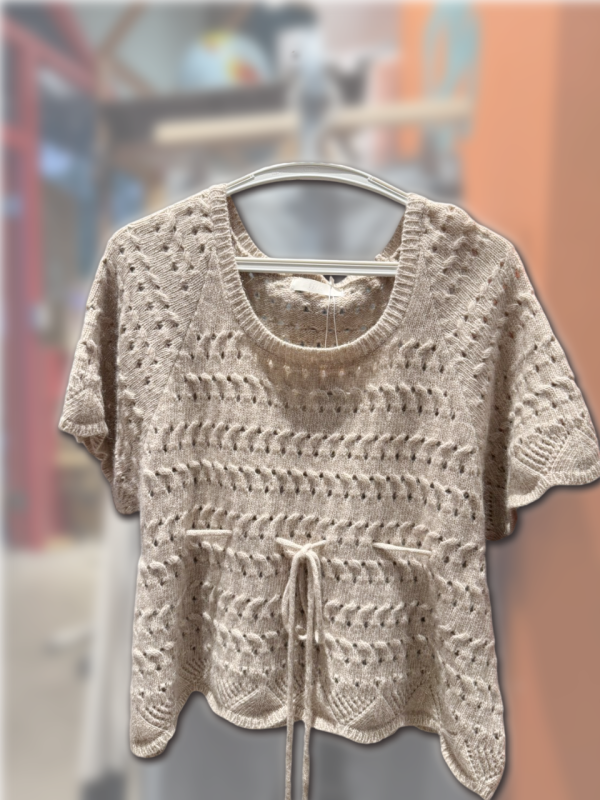 Hue氣質鏤空短袖針織上衣｜綁帶腰身設計｜溫柔米杏色日常百搭款 鏤空上衣、針織短袖、綁帶上衣、日系上衣、百搭上衣、夏季針織、氣質上衣、米杏色上衣、休閒上衣、女性上衣