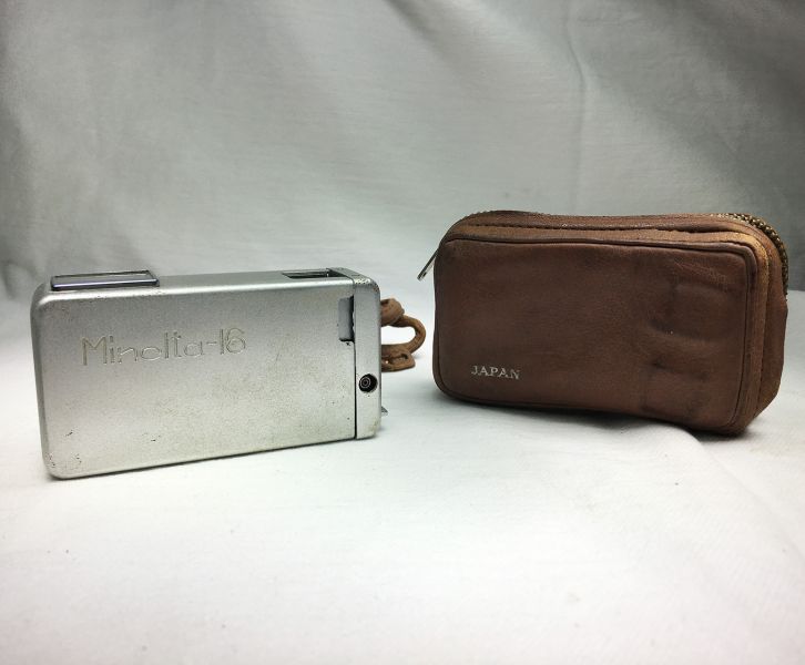 日本製 Minolta 16間諜相機・16mm膠卷手動機械設計 原始老件
微型膠卷相機
手動操作相機
間諜相機收藏
攝影器材老件
工業設計經典
黑白膠卷攝影
Caffenol沖洗法
空間佈置道具