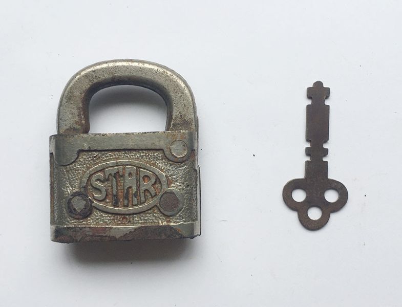 STAR古老鑄鐵掛鎖 復古掛鎖, 鑄鐵鎖, STAR padlock, 古董鎖收藏, 工業風擺飾, 老件金屬鎖, 復古家飾, 鑰匙老鎖, 復古金屬用品, 懷舊道具