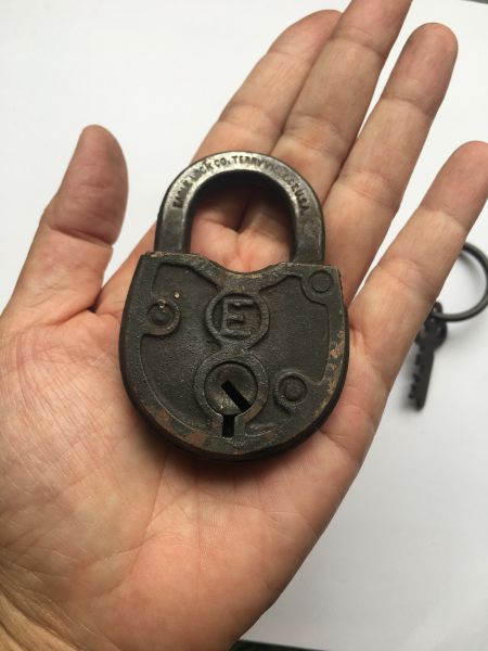 EAGLE美國老銅鎖 復古黃銅鎖, vintage padlock, EAGLE lock, 黃銅收藏, 復古五金, 老件雜貨, 工業風擺飾, 鑄造藝術, 老靈魂拾光, 美國古董鎖