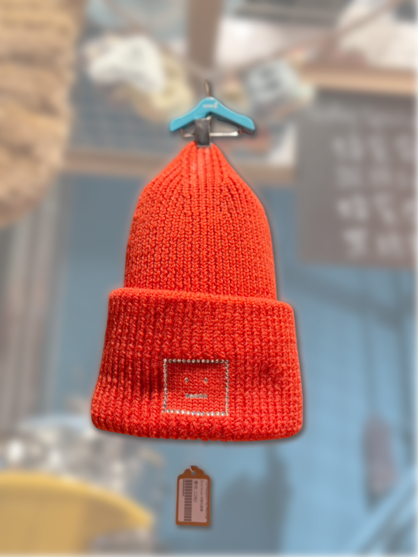 acne studios亮橘冷臉厚針織毛帽｜冬季保暖必備・百搭街頭風 acne studios亮橘毛帽、針織毛帽、冬季保暖帽、冷臉毛帽、街頭風毛帽、冬季穿搭、保暖配件、針織帽推薦、潮流毛帽、