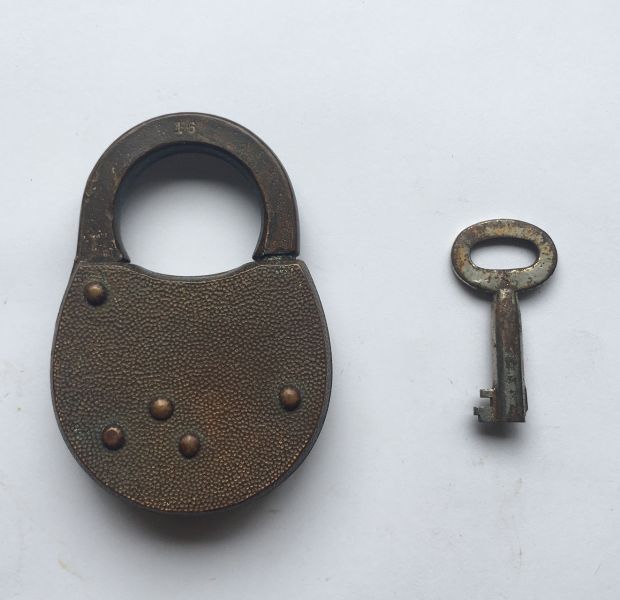 美製 YALE & TOWNE 復古實心黃銅掛鎖｜老件鎖頭收藏 復古掛鎖、老件收藏、YALE 黃銅鎖、古董鎖頭、美製鎖具、工業風小物、懷舊鎖頭、vintage brass padlock、美式老物、舊貨選物