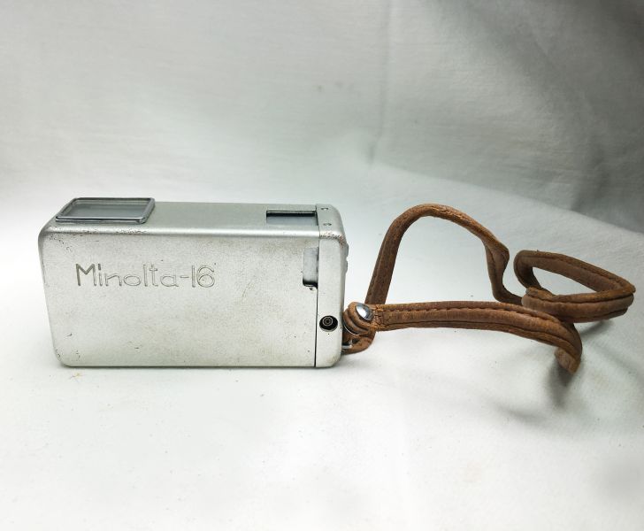 日本製 Minolta 16間諜相機・16mm膠卷手動機械設計 原始老件
微型膠卷相機
手動操作相機
間諜相機收藏
攝影器材老件
工業設計經典
黑白膠卷攝影
Caffenol沖洗法
空間佈置道具