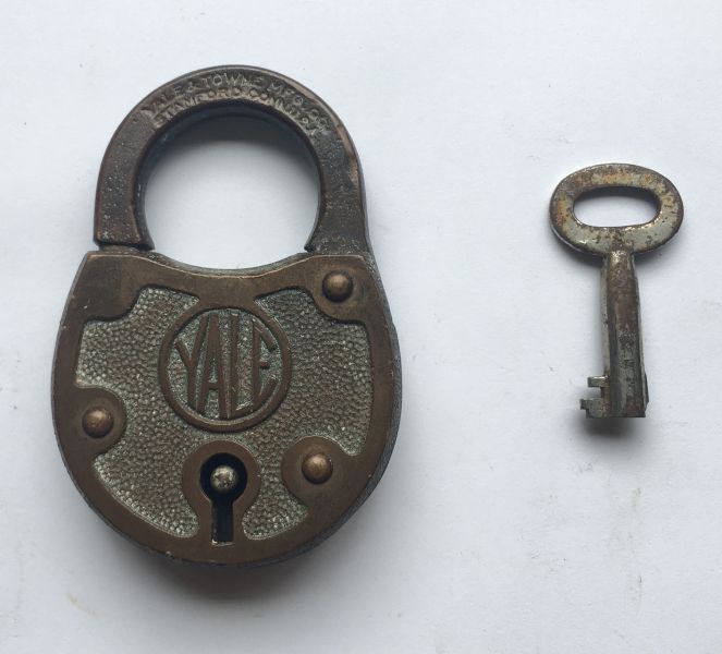美製 YALE & TOWNE 復古實心黃銅掛鎖｜老件鎖頭收藏 復古掛鎖、老件收藏、YALE 黃銅鎖、古董鎖頭、美製鎖具、工業風小物、懷舊鎖頭、vintage brass padlock、美式老物、舊貨選物