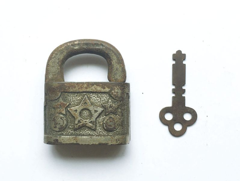 STAR古老鑄鐵掛鎖 復古掛鎖, 鑄鐵鎖, STAR padlock, 古董鎖收藏, 工業風擺飾, 老件金屬鎖, 復古家飾, 鑰匙老鎖, 復古金屬用品, 懷舊道具