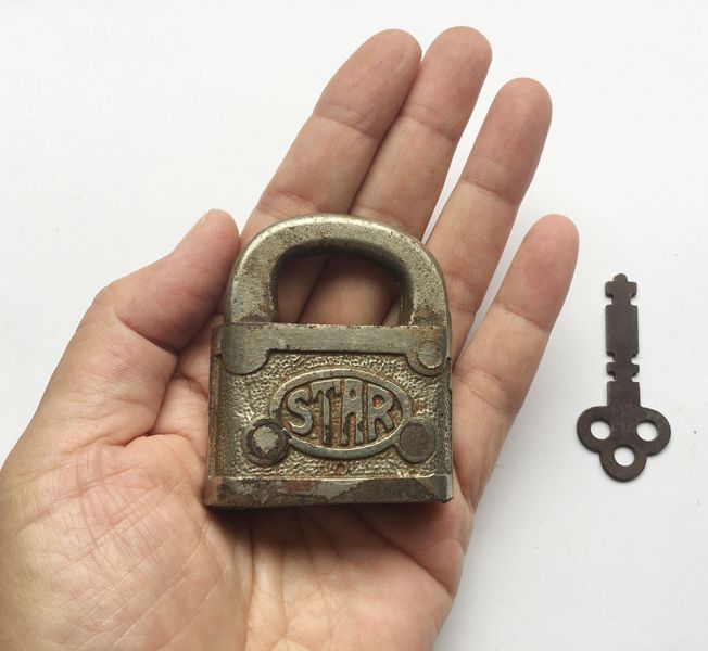 STAR古老鑄鐵掛鎖 復古掛鎖, 鑄鐵鎖, STAR padlock, 古董鎖收藏, 工業風擺飾, 老件金屬鎖, 復古家飾, 鑰匙老鎖, 復古金屬用品, 懷舊道具