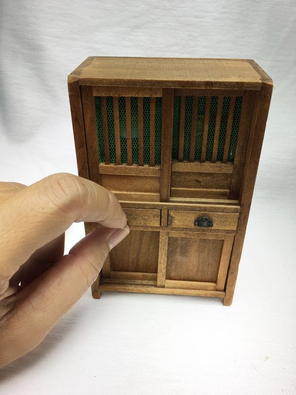 阿嬤的迷你菜櫥・昭和風手作場景 昭和風迷你家具

掌中日常

迷你手作場景
木工細節
懷舊擺飾
迷你陶碗
穀物盒模型
展示屋盒搭配