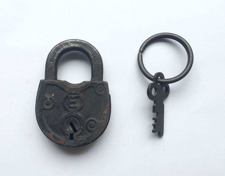 EAGLE美國老銅鎖 復古黃銅鎖, vintage padlock, EAGLE lock, 黃銅收藏, 復古五金, 老件雜貨, 工業風擺飾, 鑄造藝術, 老靈魂拾光, 美國古董鎖