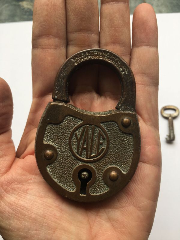 美製 YALE & TOWNE 復古實心黃銅掛鎖｜老件鎖頭收藏 復古掛鎖、老件收藏、YALE 黃銅鎖、古董鎖頭、美製鎖具、工業風小物、懷舊鎖頭、vintage brass padlock、美式老物、舊貨選物