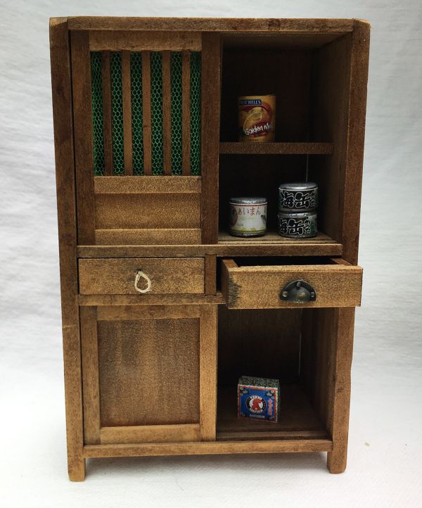 阿嬤的迷你菜櫥・昭和風手作場景 昭和風迷你家具

掌中日常

迷你手作場景
木工細節
懷舊擺飾
迷你陶碗
穀物盒模型
展示屋盒搭配