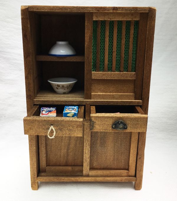 阿嬤的迷你菜櫥・昭和風手作場景 昭和風迷你家具

掌中日常

迷你手作場景
木工細節
懷舊擺飾
迷你陶碗
穀物盒模型
展示屋盒搭配