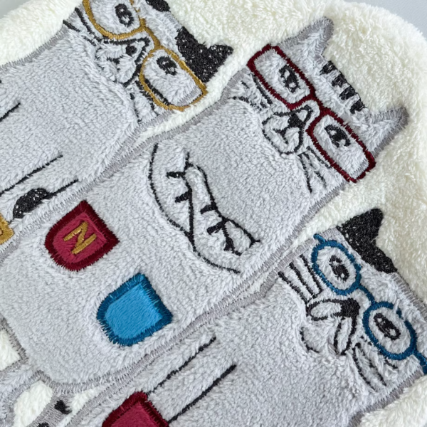 《799元公益福袋》kusuguru Japan 證件交通卡套附伸縮拉繩 + 貓咪擦手巾 貓咪,插畫,貓插畫,可愛,日本,kusuguru,證件,交通,卡套,伸縮,拉繩,擦手巾