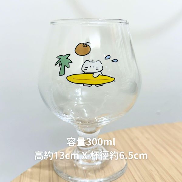 《799元公益福袋》清涼一夏~海島衝浪貓咪高腳杯對杯組(兩款圖案各一) 貓咪,插畫,貓插畫,可愛,日本,啤酒杯,玻璃杯,馬克杯,黑貓,水杯,夏天,衝浪