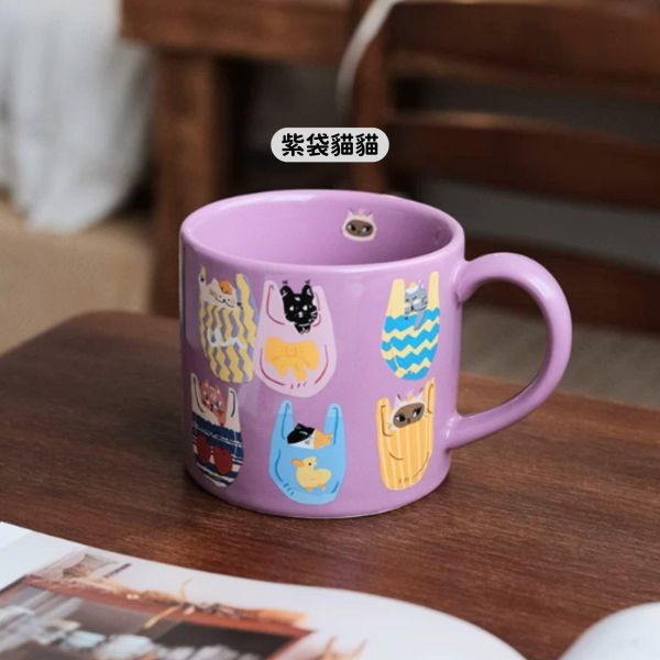 《699元公益福袋》日系獨特貓咪姿態陶瓷大馬克杯400ml (黑花貓貓/紫袋貓貓) 貓插圖,貓咪,貓掌,貓生活,日系,陶瓷,馬克杯,花朵,袋子