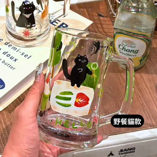 抗暑對策！《799元公益福袋》跟貓咪一起乾杯 有握把玻璃杯啤酒杯350ml X2 貓咪,插畫,貓插畫,玻璃,馬戲團,魔術,水杯,馬克杯,量杯,保鮮盒,啤酒,飲料,甜點,野餐,