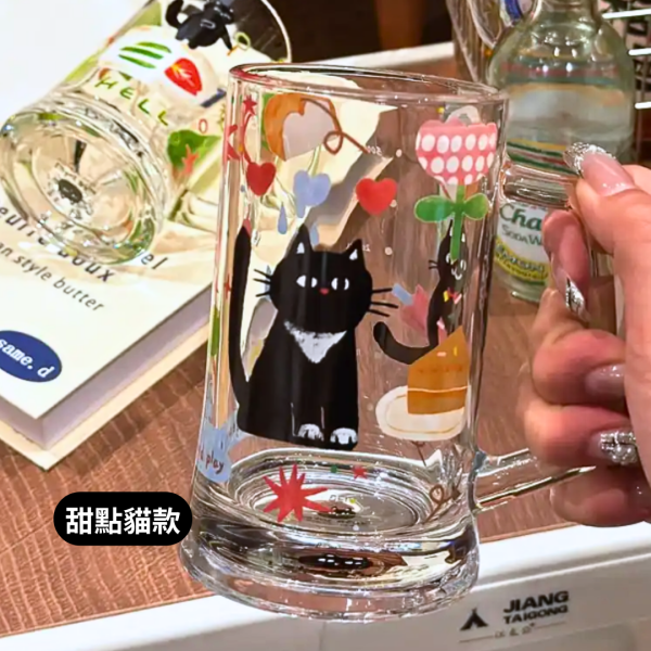 抗暑對策！《799元公益福袋》跟貓咪一起乾杯 有握把玻璃杯啤酒杯350ml X2 貓咪,插畫,貓插畫,玻璃,馬戲團,魔術,水杯,馬克杯,量杯,保鮮盒,啤酒,飲料,甜點,野餐,