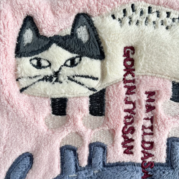 《799元公益福袋》kusuguru Japan 證件交通卡套附伸縮拉繩 + 貓咪擦手巾 貓咪,插畫,貓插畫,可愛,日本,kusuguru,證件,交通,卡套,伸縮,拉繩,擦手巾